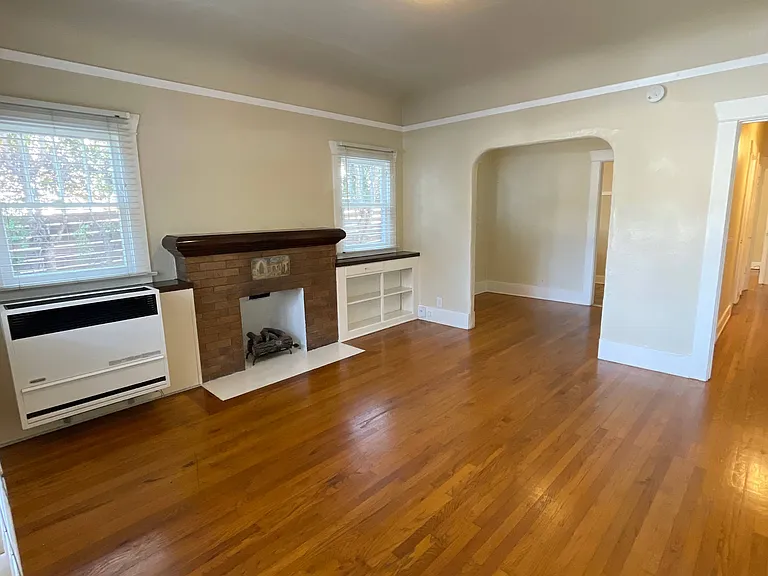 3943 Centre St #3943 — Photo 1