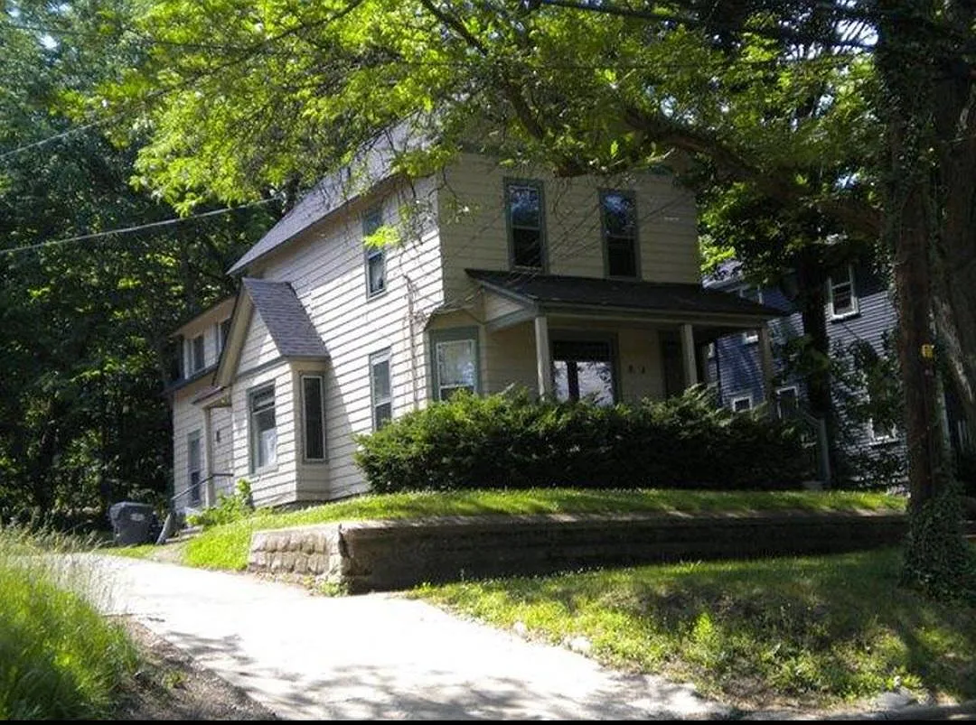 832 Davis St photo 1