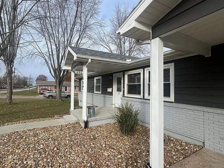 804 N Oak St — Photo 3