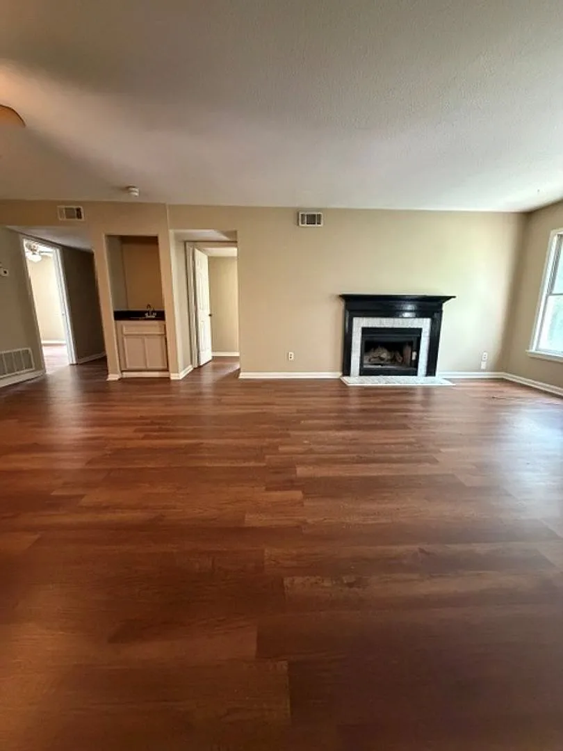 Inviting Two-Bedroom Home Near Savannah's Islands — Photo 2