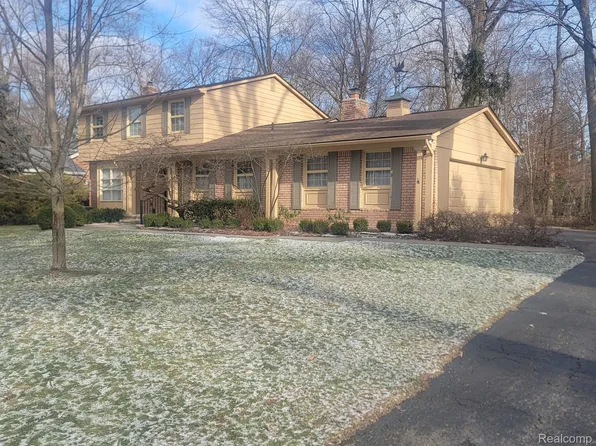 3130 Caswell Dr, Troy, MI 48084