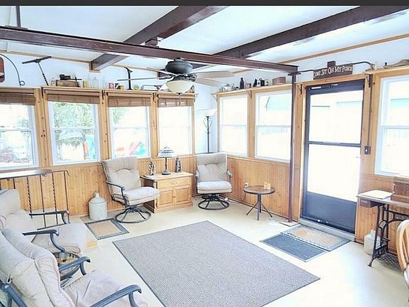 Side entrance into sunroom