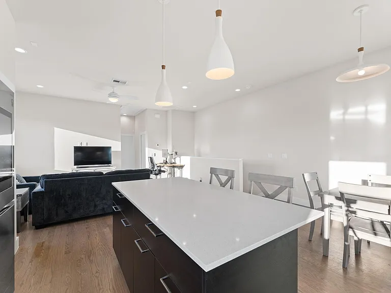 4904 Noble St — Photo 4