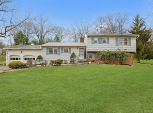 14 Aspen Way, Thornwood, NY 10594