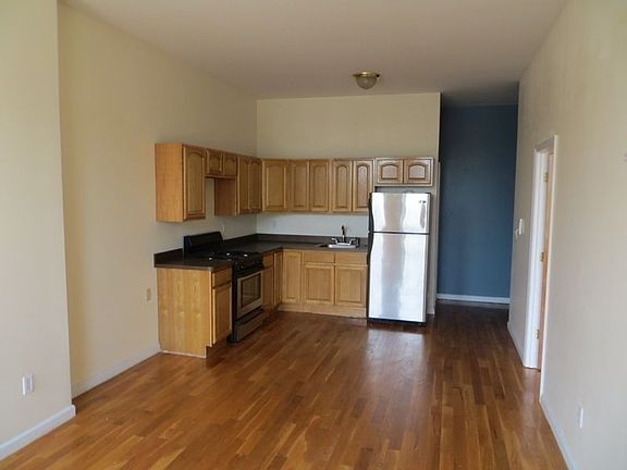 2nd image of 152 Grattan St APT 3