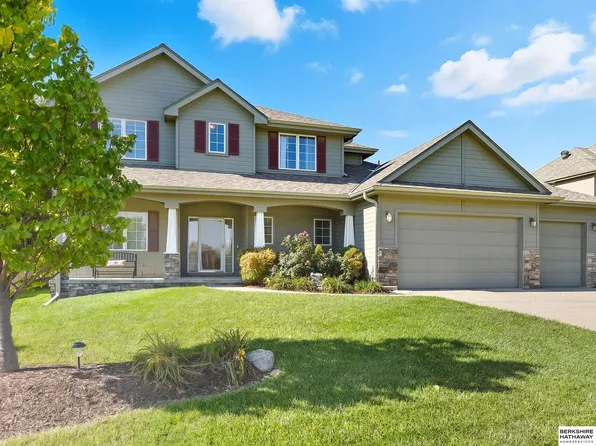 2070 Stillwater Dr, Papillion, NE 68046