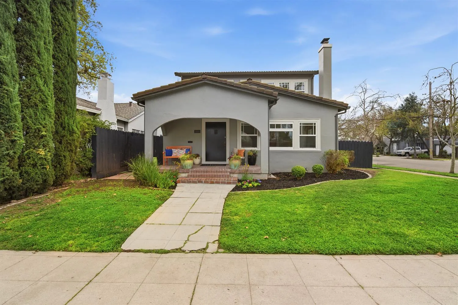844 W Elm St photo 1