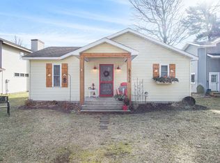 9554 N Lakeshore Dr, Pentwater, MI 49449