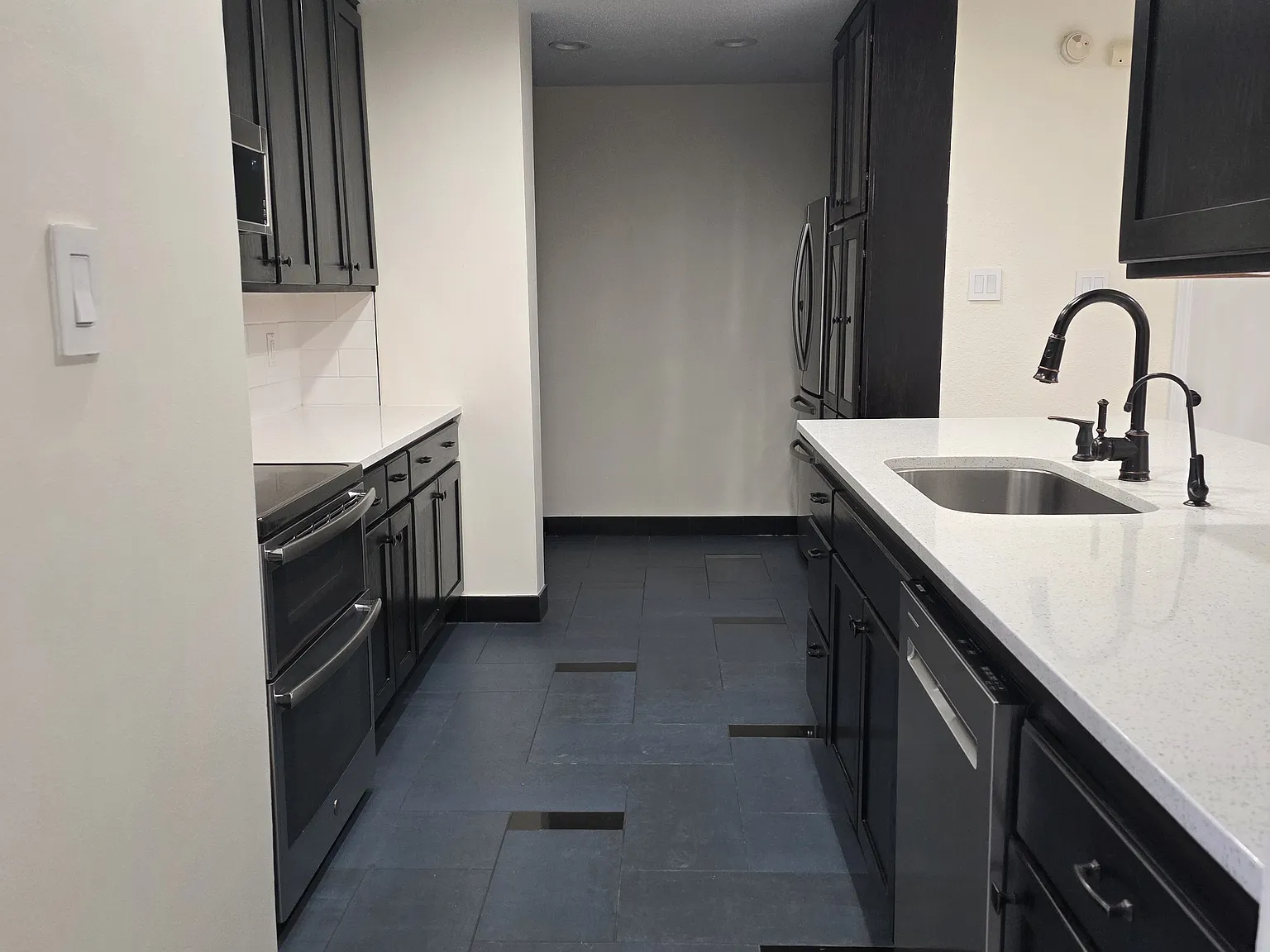 4 bed, 2.5 bath, 2172 sqft, $2,300 — Photo 2