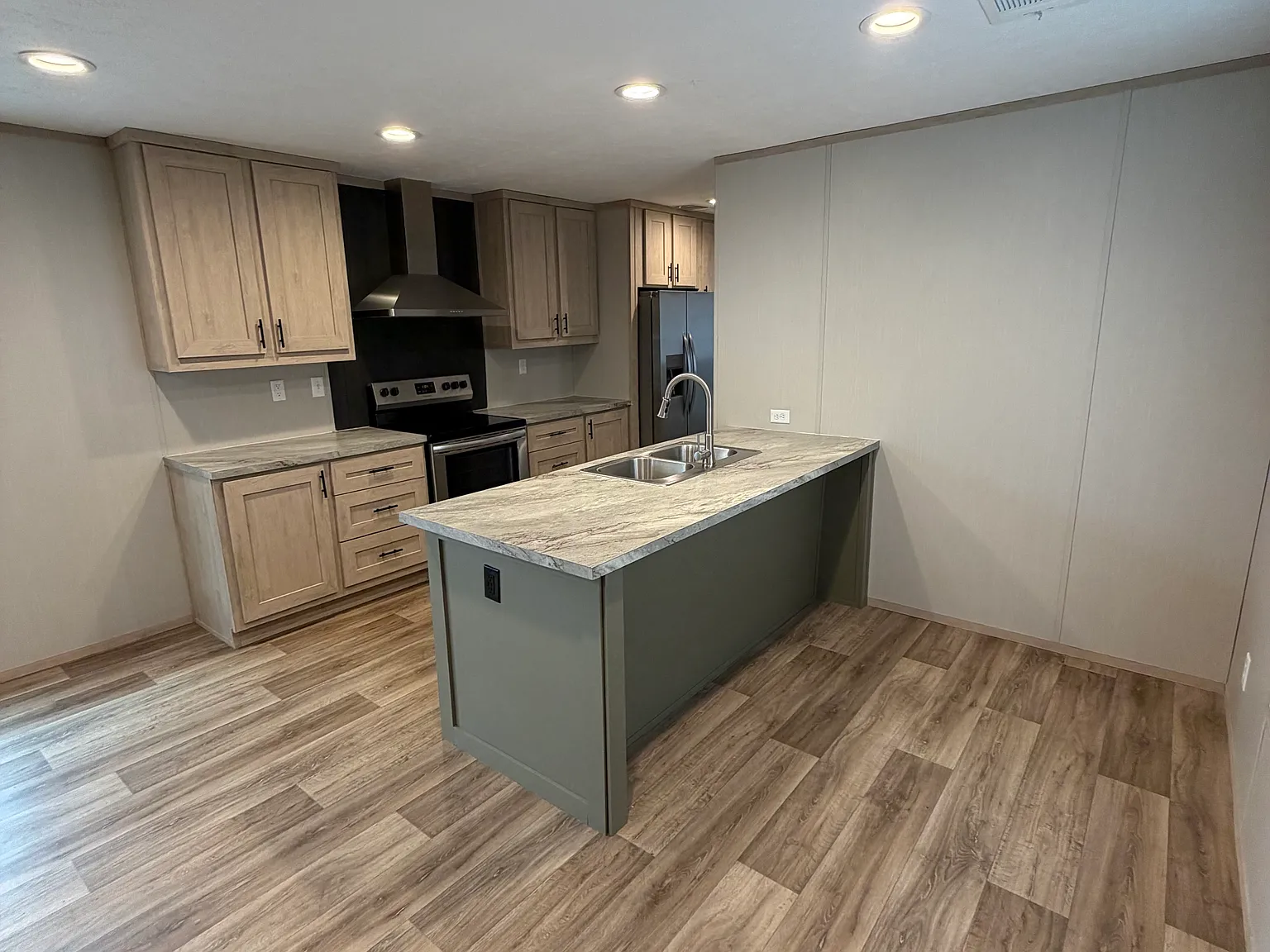 3 bed, 990 sqft, $1,350 — Photo 2