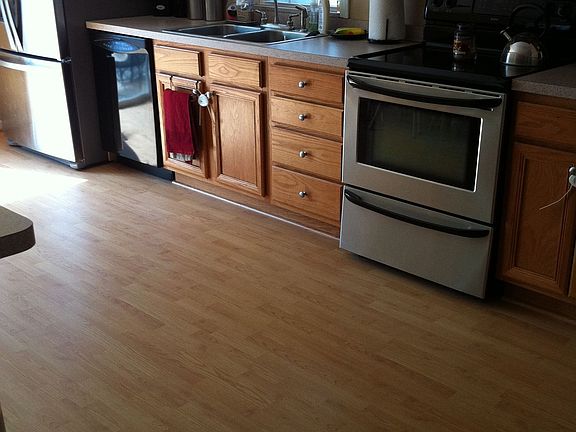 Kitchen w/ NEW SS to stay