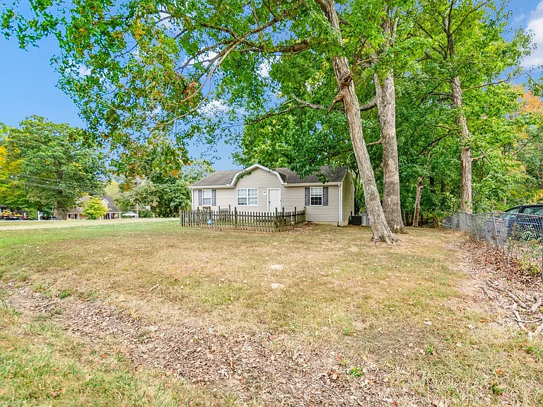 374 Treeland Dr — Photo 2