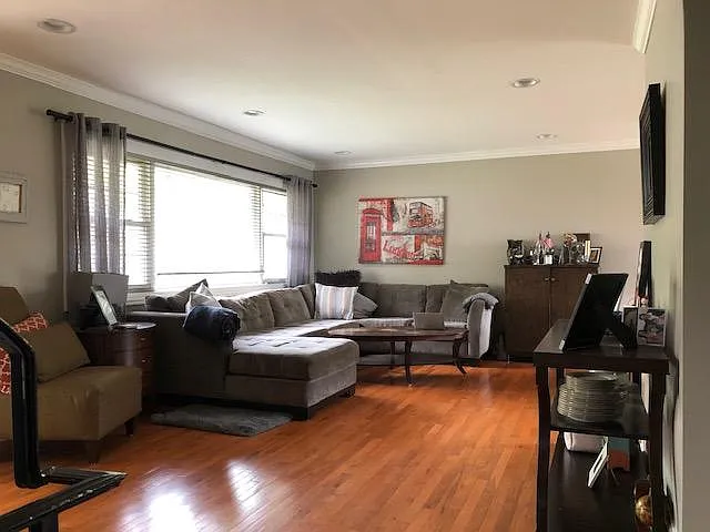 627 S George St — Photo 2