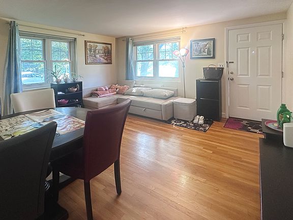 4th image of 14 Emerson Gardens Rd #14