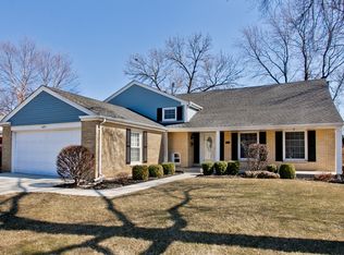 1643 S Chesterfield Dr, Arlington Heights, IL 60005