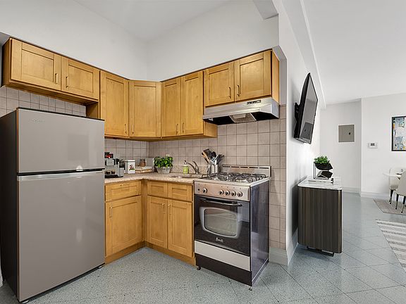 4th image of 3001 Newtown Ave APT 4R