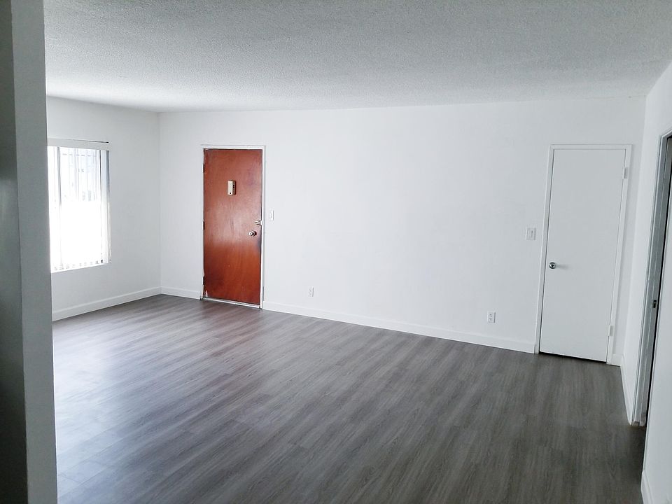 Living Room (brown door: Entrance)