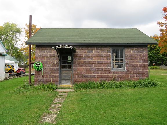 4th image of 140 School St