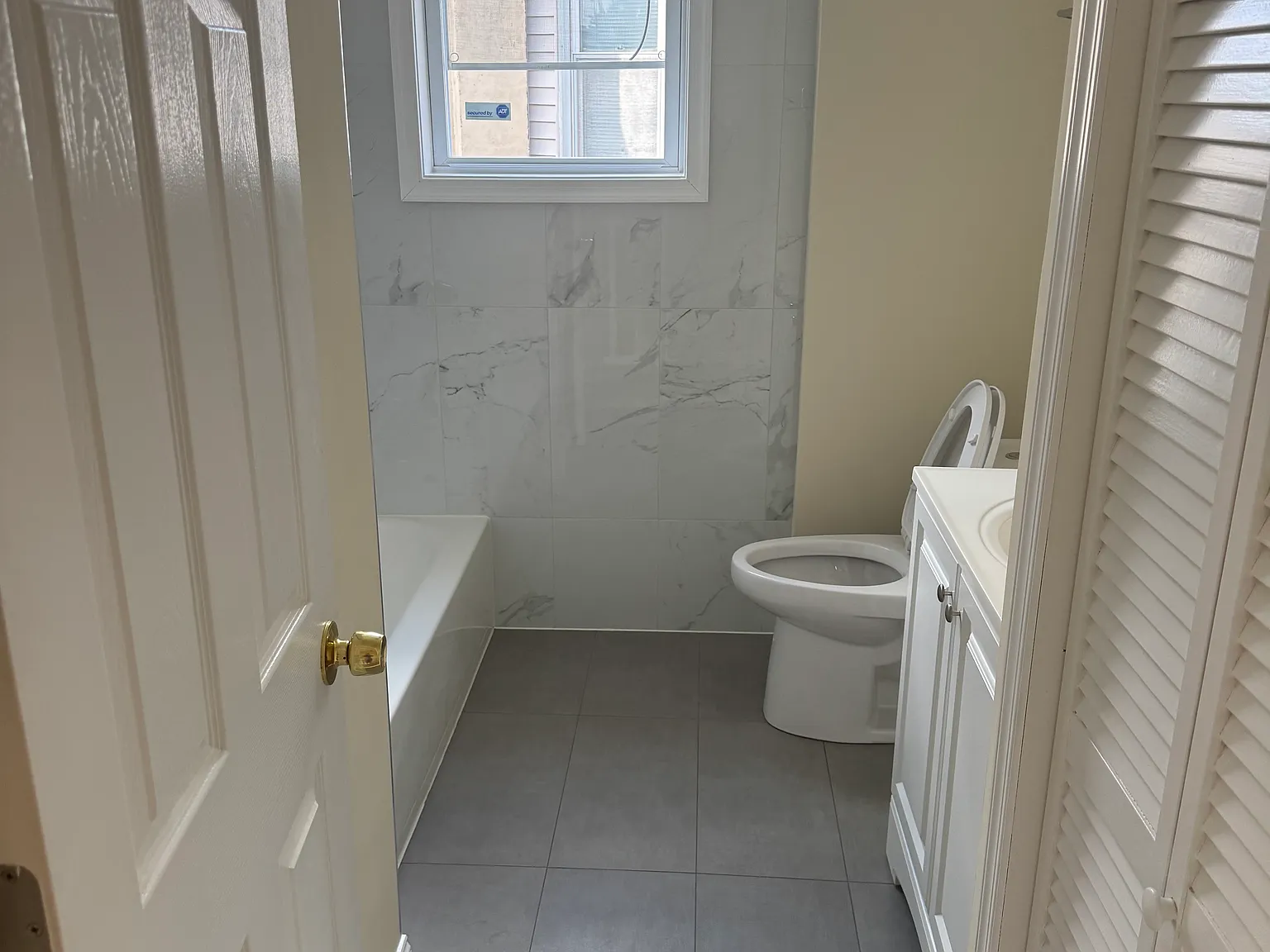 3 bed, 1.5 bath, 1200 sqft, $1,900 — Photo 2