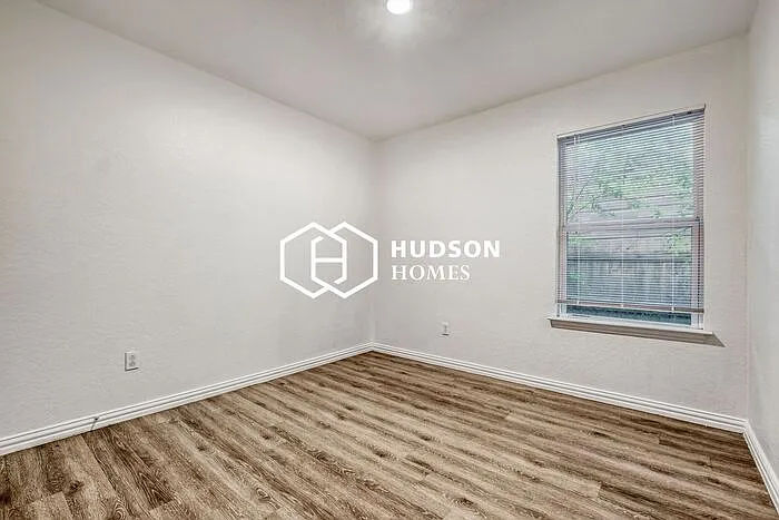 323 Ferris Ave — Photo 7