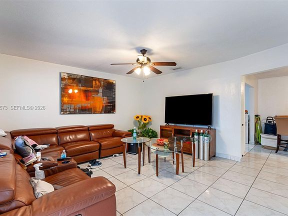 4th image of 985 SE 2nd Pl