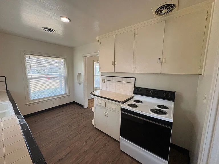 1216 N Conyer St — Photo 19