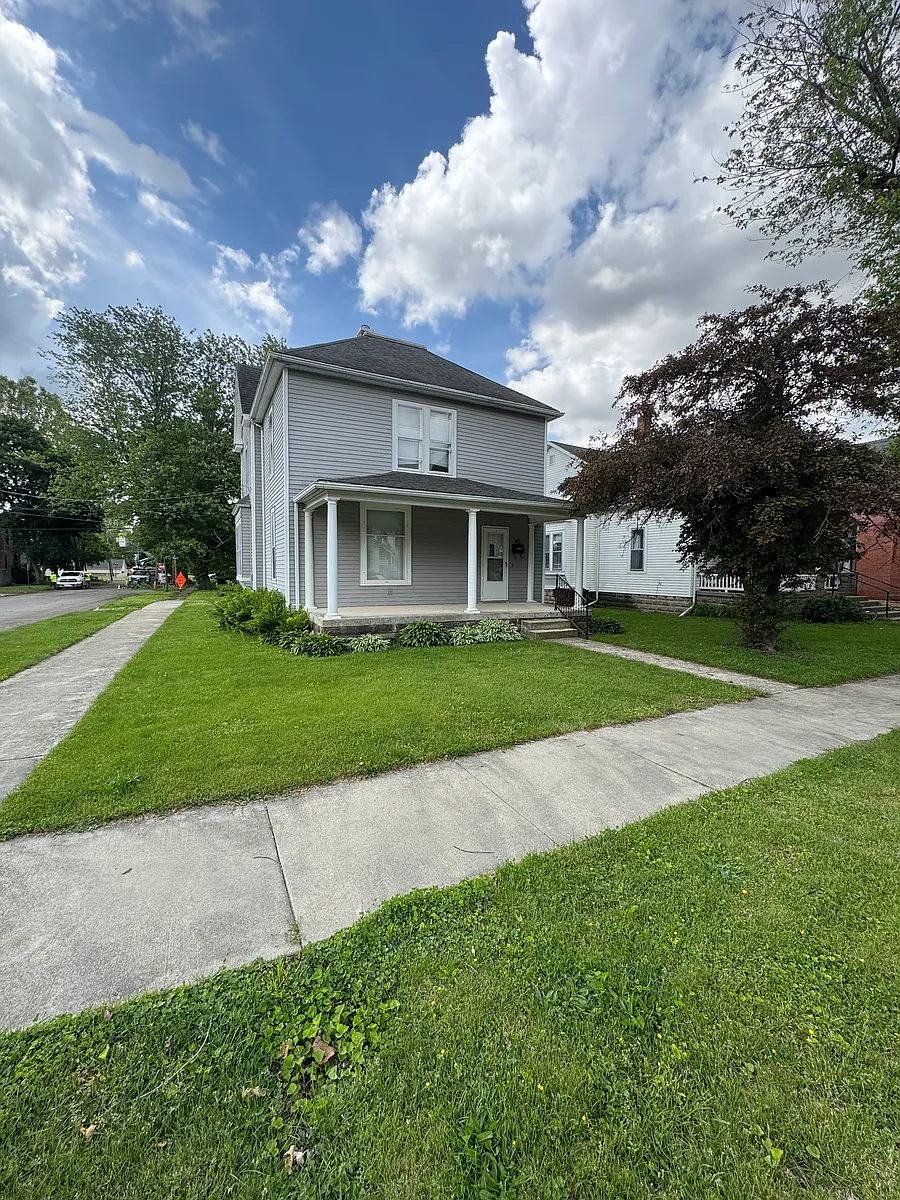 Building Photo - 409 W Maple St