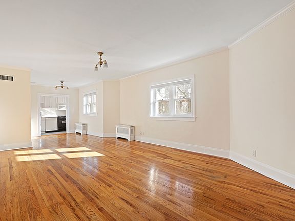 3rd image of 129 E 61st St #6A
