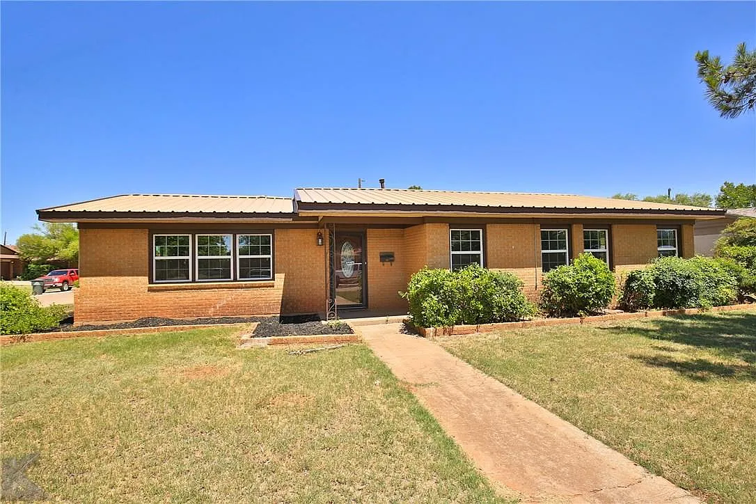 4 bed, 1770 sqft, $2,950 — Photo 2