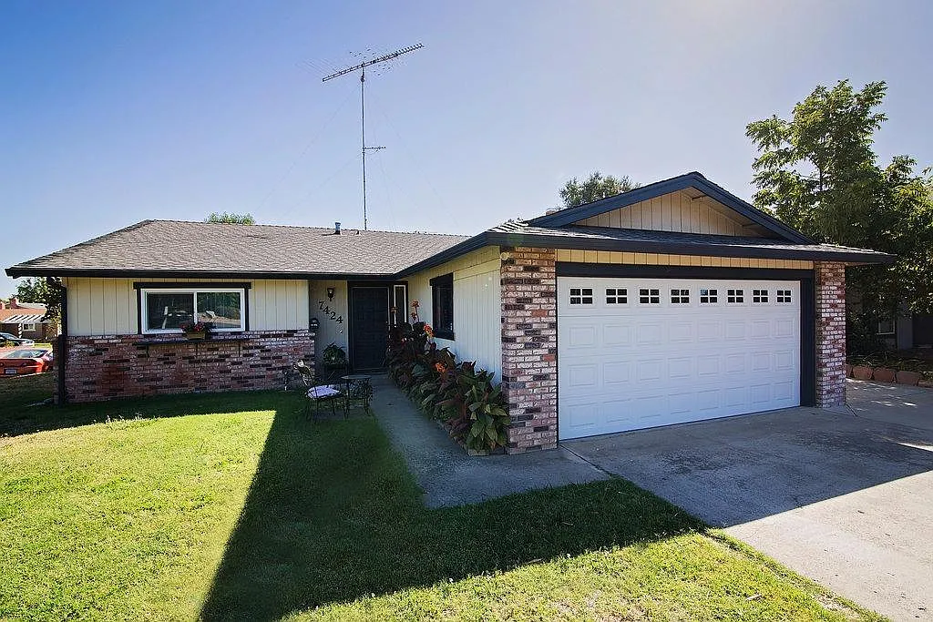 7424 Van Maren Ln photo 1
