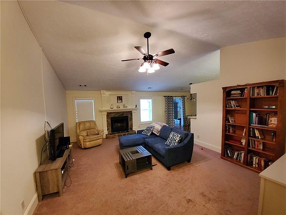 3rd image of 905 River Rock Dr