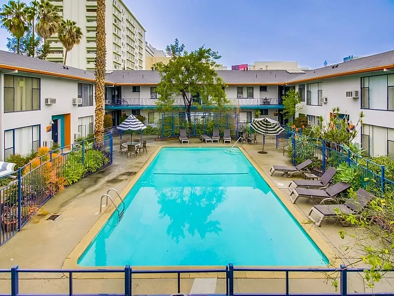 Hollyview Apartments — Photo 30