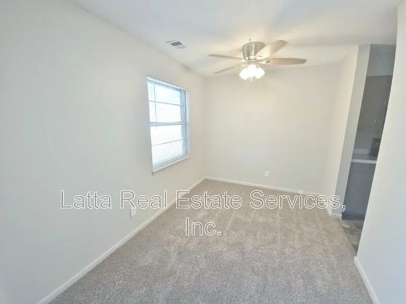 1 bed, 1.0 bath, $875 — Photo 3