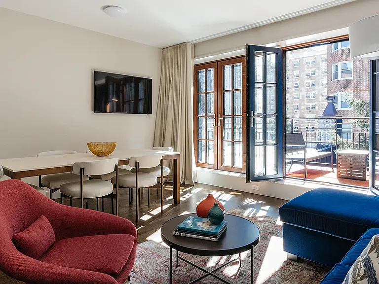 206 E 20th St #PENTHOUSE — Photo 1