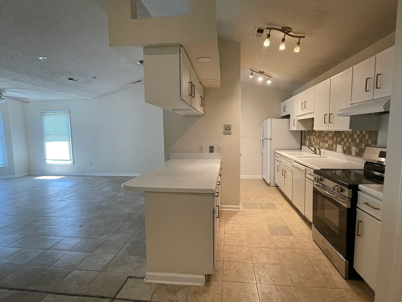 2 bed, 1040 sqft, $1,385 — Photo 2