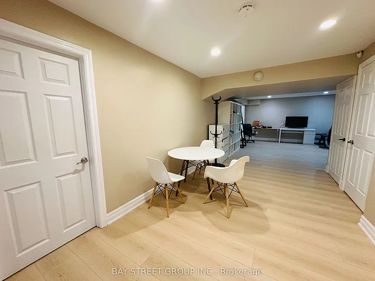 118 Fairglen Ave — Photo 16