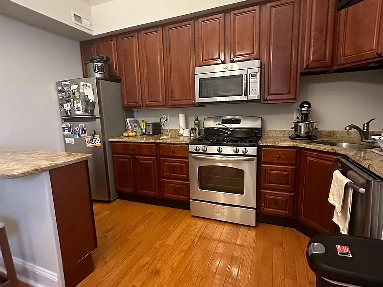 1014 Clinton St #1R — Photo 3