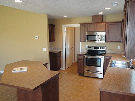 4th image of 673 Sedgwick Pl