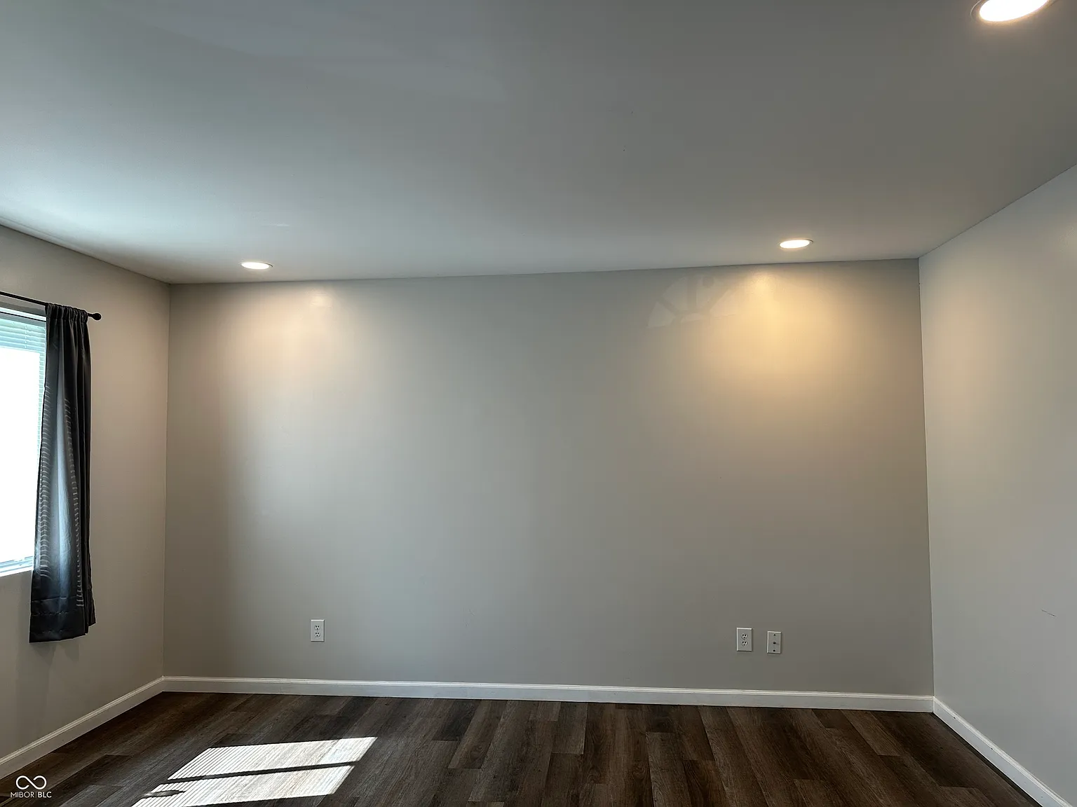 3 bed, 2.0 bath, 912 sqft, $1,299 — Photo 3