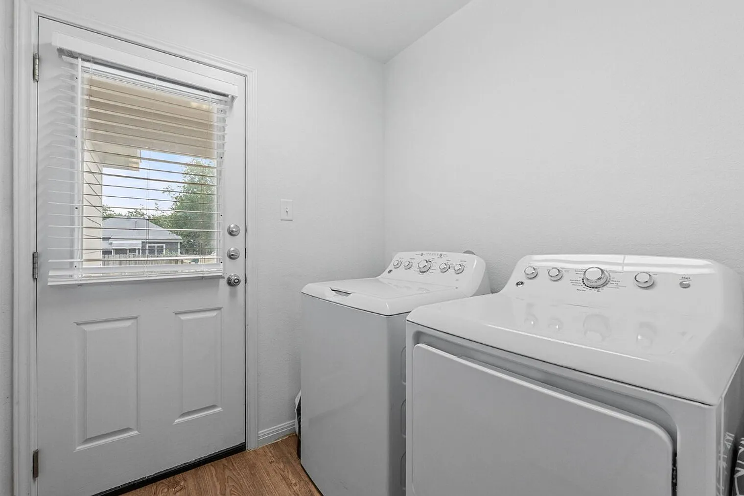 2 bed, 2.0 bath, $3,273 — Photo 4