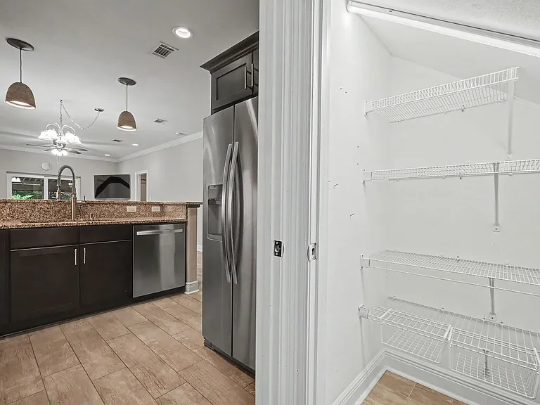 490 Soundview Ct — Photo 12