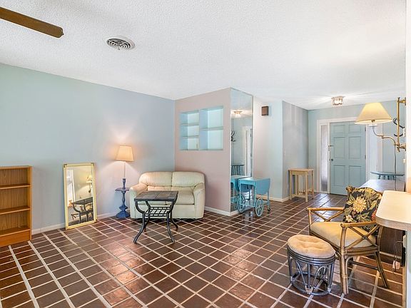 3rd image of 1476 Pelican Ln