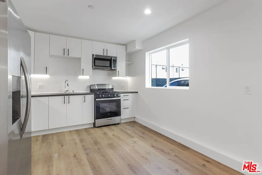 3 bed, 3.0 bath, 1200 sqft, $3,500 — Photo 3