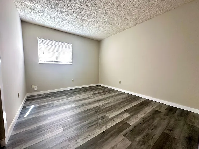 933 Bryan Ct — Photo 6