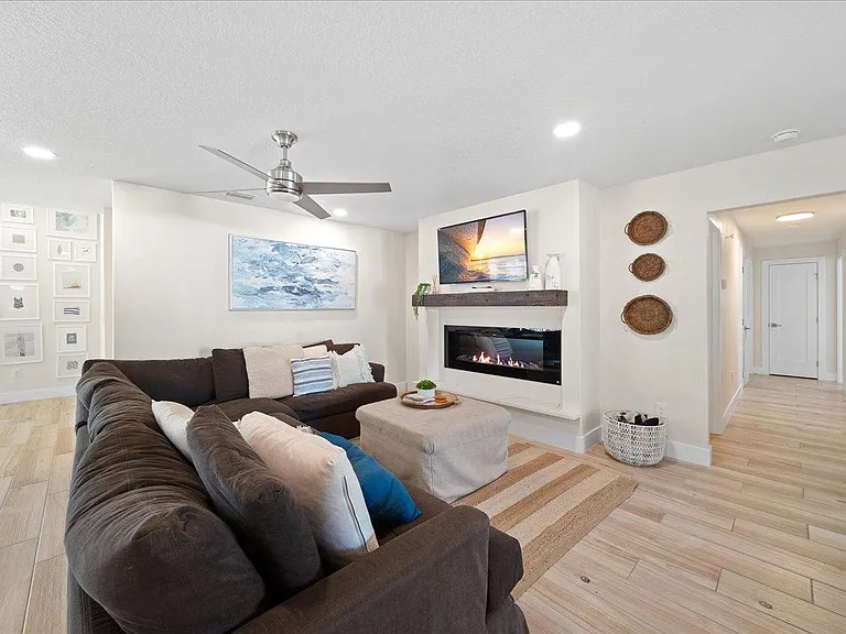 555 Norwood Ct — Photo 6