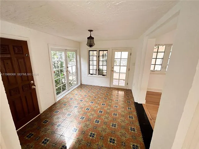 2504 Alhambra Cir — Photo 15