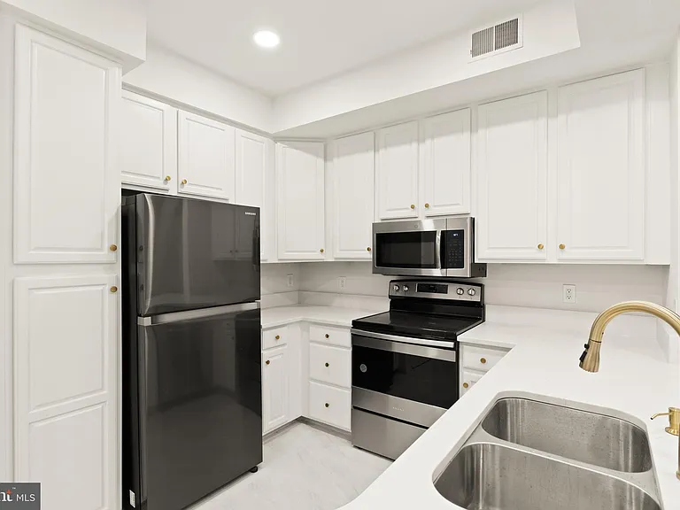 1324 Garden Wall Cir #305 — Photo 11