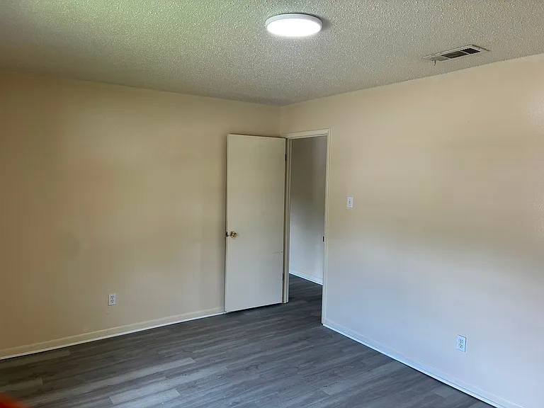 292 W Claiborne St — Photo 26
