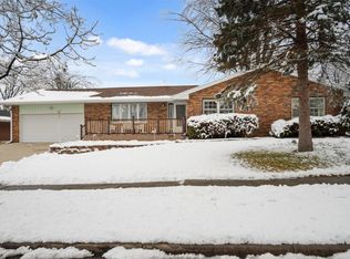 2912 Mockingbird Ln, Bloomington, IL 61704