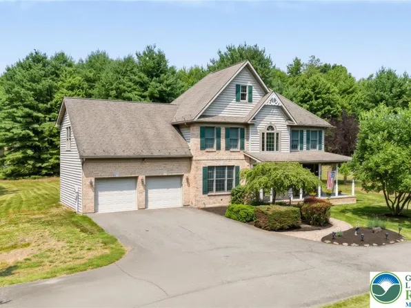 910 La Montage Dr, Palmerton, PA 18071